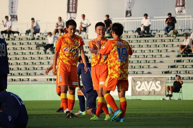 画像: 試合終了後、値千金の決勝点を決めた山崎⑲をチームメイトが祝福 写真◎サッカーマガジン