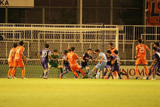 画像: 90+4分に大宮ユースのGK村田が劇的な同点ゴールを挙げる 写真◎サッカーマガジン