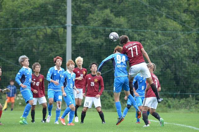 画像1: 今年で36回目を迎えたサッカーマガジンカップ・オープン大会。大学の準体育会・同好会・サークルを中心に今年は65チームが長野県上田市の菅平高原に集結し、5日間の長く熱い戦いで頂点を競い合う。大会1日目は全チームが一堂に会した開会式を行い、午後からいよいよ予選リーグが始まった。