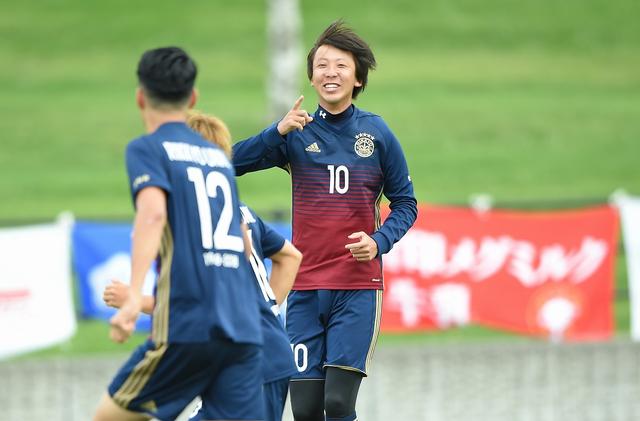 画像: 前半3分、立教愛好会Aの谷口が先制