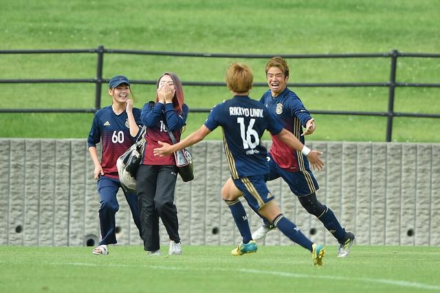 画像: 後半終了間際、立教愛好会Aの鷲田(右)がダメ押しゴール