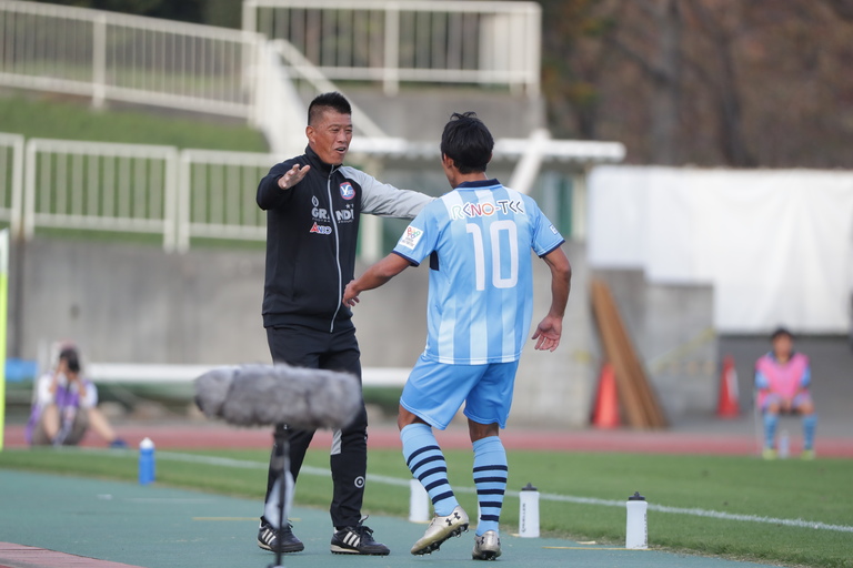 画像 : 3番目の画像 - リハビリを乗り越えゴールを記録した辻を、仲間と樋口監督が祝福（写真◎J.LEAGUE PHOTOS） - サッカーマガジンWEB