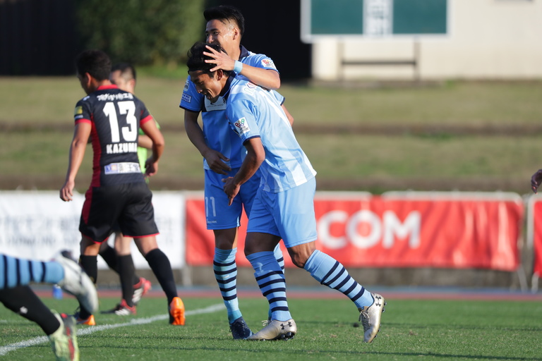 画像 : 2番目の画像 - リハビリを乗り越えゴールを記録した辻を、仲間と樋口監督が祝福（写真◎J.LEAGUE PHOTOS） - サッカーマガジンWEB