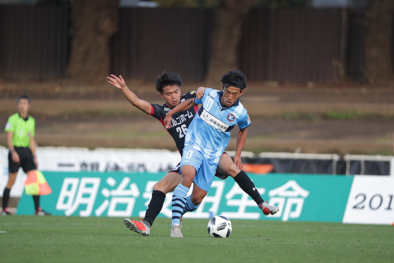 画像 : 1番目の画像 - リハビリを乗り越えゴールを記録した辻を、仲間と樋口監督が祝福（写真◎J.LEAGUE PHOTOS） - サッカーマガジンWEB