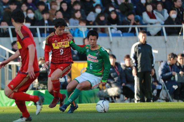 画像: 青森山田の天笠は長短のパスでゲームをコントロールし、全3ゴールに絡んだ(写真◎福地和男)