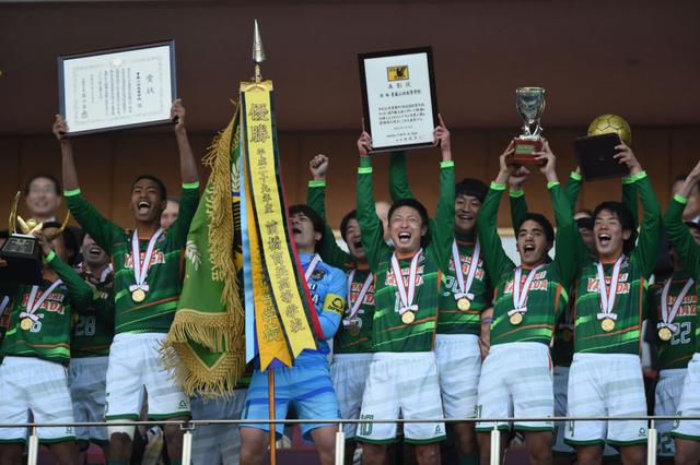 画像: 今年も選手権は数々のドラマを生んだ。写真は決勝で流通経済大柏を下し、全国制覇を成し遂げた青森山田の表表彰式の模様(写真◎Getty Images)