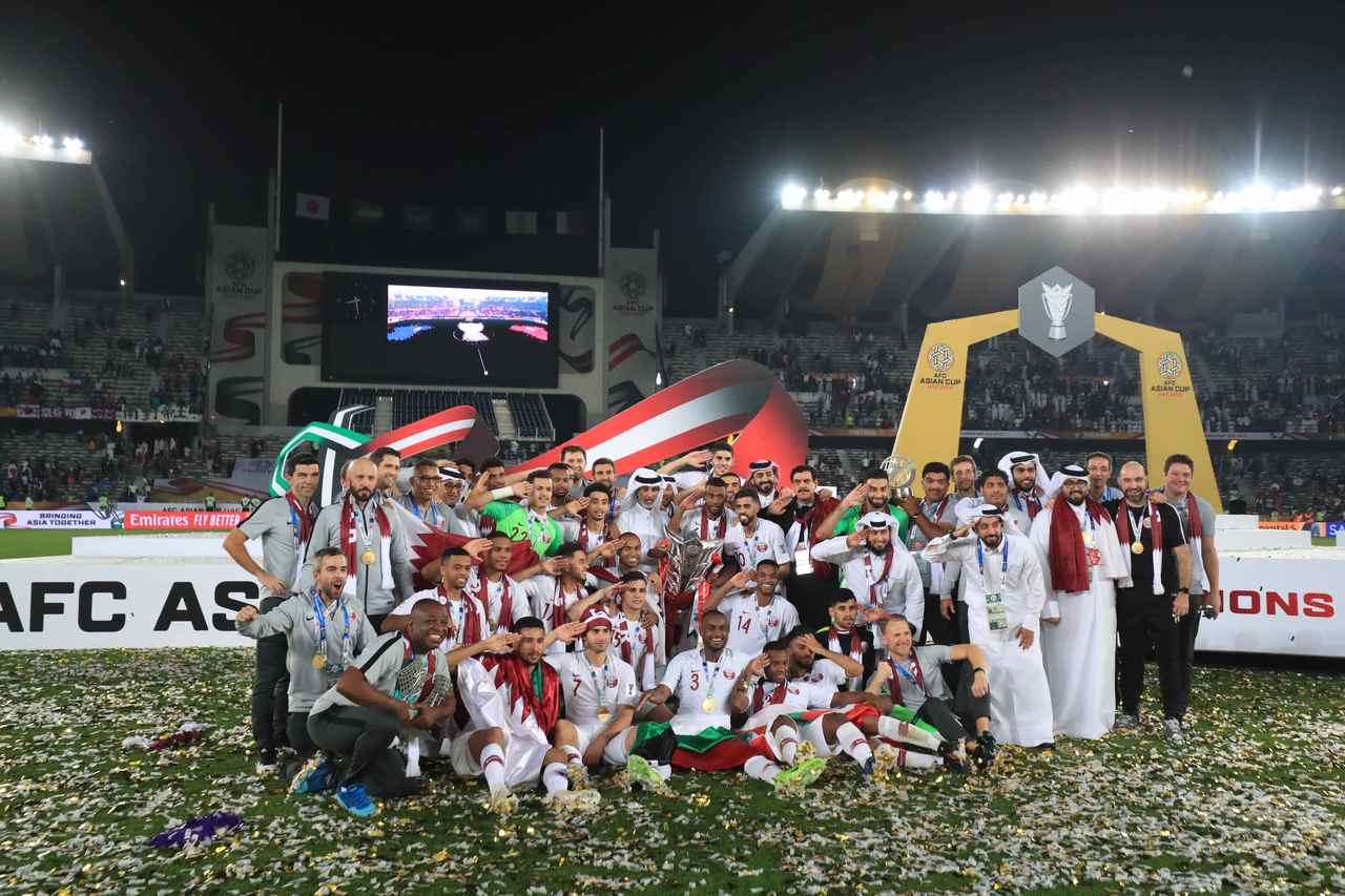 画像 : 2番目の画像 - 個人賞はカタールが総なめ。アリがＭＶＰを受賞し、アリ・ダエイの記録を抜く大会最多得点の９ゴールで得点王に輝いた。ベストＧＫは１失点のアルシェイブが受賞（写真◎福地和男） - サッカーマガジンWEB