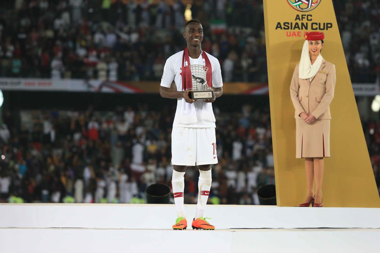 画像 : 4番目の画像 - 個人賞はカタールが総なめ。アリがＭＶＰを受賞し、アリ・ダエイの記録を抜く大会最多得点の９ゴールで得点王に輝いた。ベストＧＫは１失点のアルシェイブが受賞（写真◎福地和男） - サッカーマガジンWEB