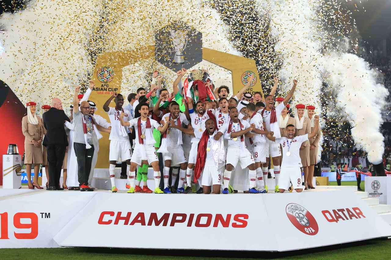 画像 : 3番目の画像 - 個人賞はカタールが総なめ。アリがＭＶＰを受賞し、アリ・ダエイの記録を抜く大会最多得点の９ゴールで得点王に輝いた。ベストＧＫは１失点のアルシェイブが受賞（写真◎福地和男） - サッカーマガジンWEB