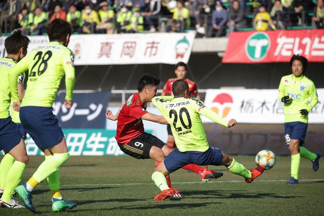 画像: 67分、小松が左足でシュートを放つも、相手DFにブロックされる 写真◎J.LEAGUE