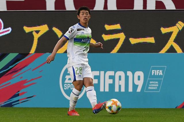 画像: 鈴木は右サイドでプレーし、前へ仕掛ける姿勢を見せた 写真◎Getty Images
