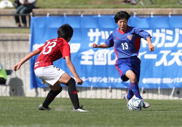 画像: 激しい競り合いが続いた決勝トーナメント決勝(写真◎BBM)