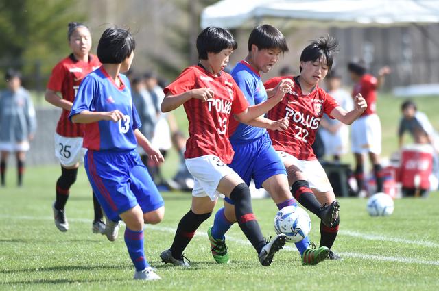 画像: この日3試合目の決勝でも、両チームは疲れを感じさせない動きを見せていた(写真◎BBM)