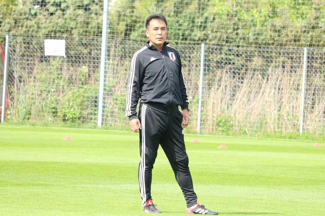 画像: メキシコ戦前日練習での影山監督(写真◎サッカーマガジン)