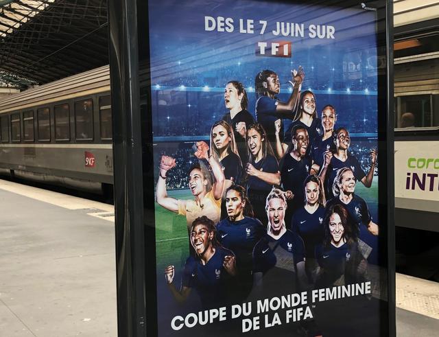 画像: 地元フランス女子代表のポスター。地元の期待は大きいようだ(写真◎日々野真理)