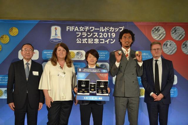 画像: 左から岡政博氏(泰星コイン株式会社代表取締役社長)、キャサリン・ディスラー氏(フランス国立造幣局副局長)、宮間あや氏、中澤佑二氏、ローラン・ピック氏(駐日フランス大使)