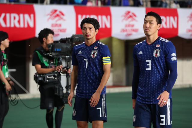 画像: 試合後、ファンの声援に応えて歩く柴崎と昌子