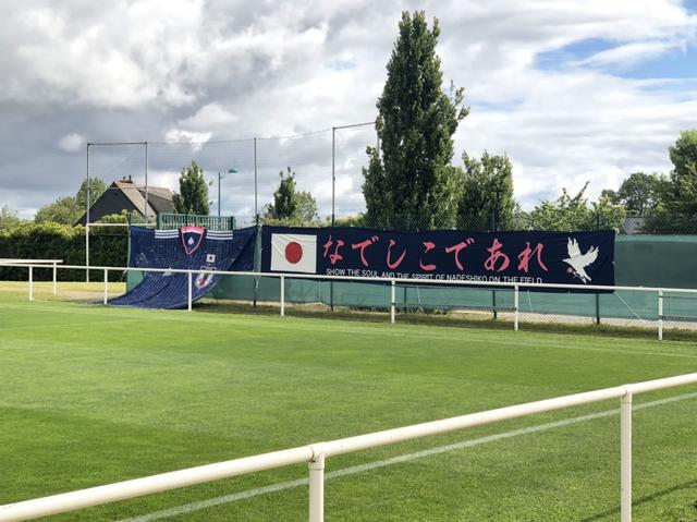 画像: 練習場に掲げられた横断幕。そう、どんなときも「なでしこであれ」!(写真◎日々野真理)
