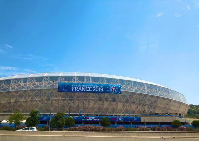 画像: イングランド戦の会場となるニースのスタジアム。フランスの青い空も素晴らしい!(写真◎日々野真理)