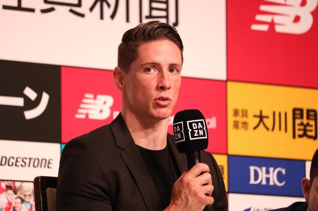画像: 23日、東京都内のホテルで引退発表会見を行なうトーレス(写真◎サッカーマガジン)