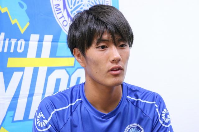 画像: 水戸加入初日の練習後、報道陣の取材に応じる小川(写真◎サッカーマガジン)