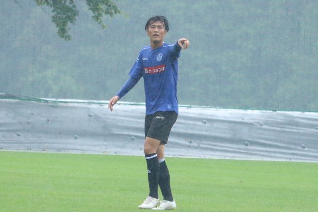 画像: 合流初日の練習試合でゴールを決めた小川(写真◎サッカーマガジン)