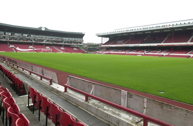 画像: アーセナルの当時のスタジアムはハイバリー。古いが趣のあるスタンドが迎えてくれた(写真◎BBM)