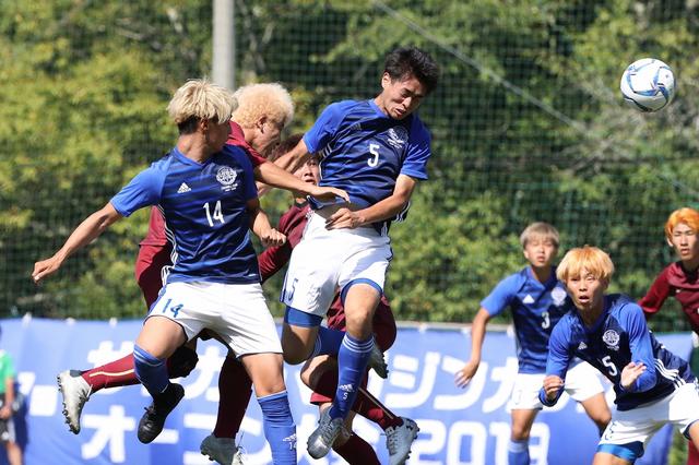 画像: 前半終了間際、中大フースバルA・DF谷口(5番)が鮮やかなヘッドで先制点(写真◎川口洋邦)