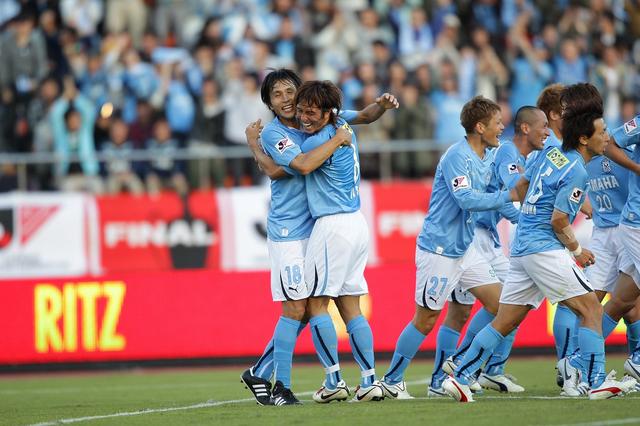 画像: 前田(写真左)の2ゴールなどで磐田が広島を下して優勝