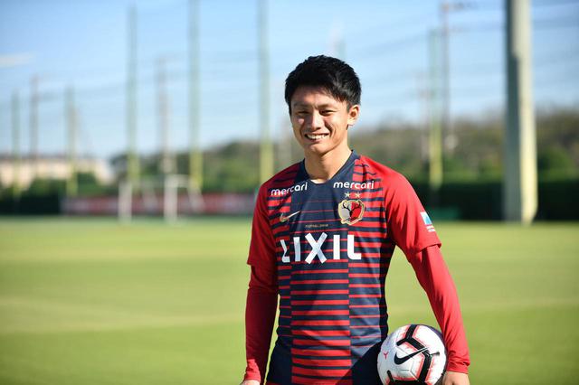 画像: まだ21歳ながら、淡々と迷いなく質問に答える上田。「スーパーゴールは要らない。地味なゴールでも数多く決めることが自分の仕事」と言い切る