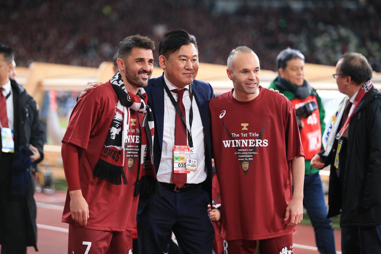 画像 : 2番目の画像 - スペインから駆けつけた親族や、神戸・三木谷浩史会長と記念写真に収まる(写真◎福地和男) - サッカーマガジンWEB