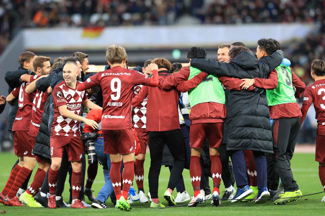 画像 : 2番目の画像 - イニエスタとビジャ、喜びの記念撮影（写真◎山口高明、福地和男） - サッカーマガジンWEB