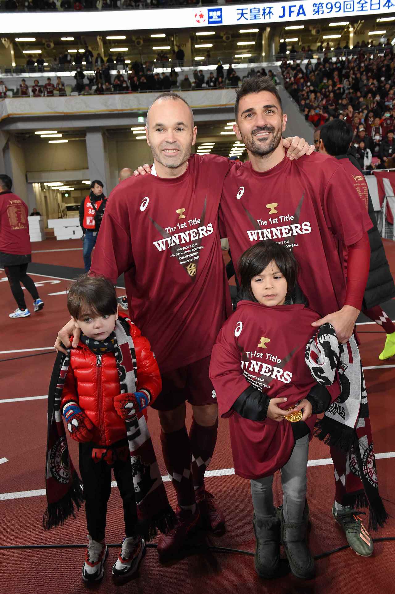 画像 : 3番目の画像 - イニエスタとビジャ、喜びの記念撮影（写真◎山口高明、福地和男） - サッカーマガジンWEB