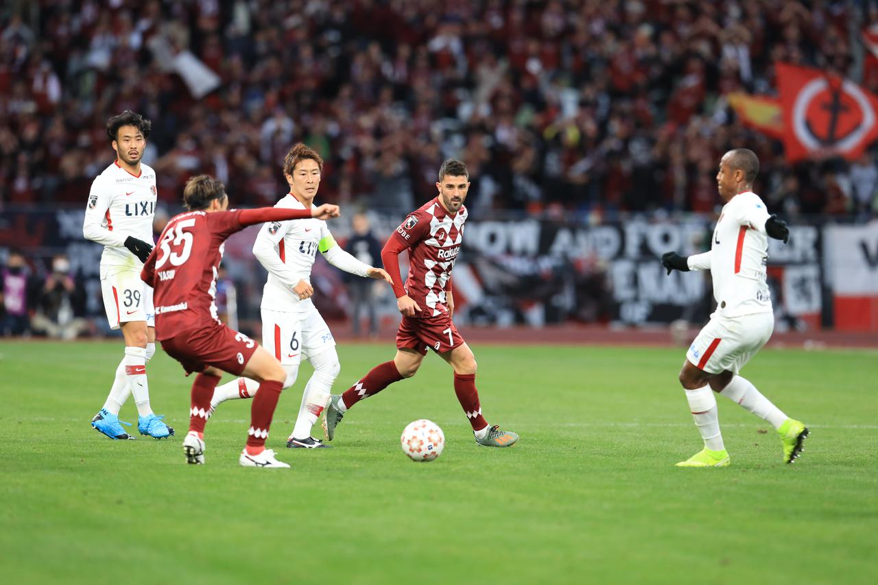 画像 : 3番目の画像 - スペインから駆けつけた親族や、神戸・三木谷浩史会長と記念写真に収まる（写真◎福地和男） - サッカーマガジンWEB