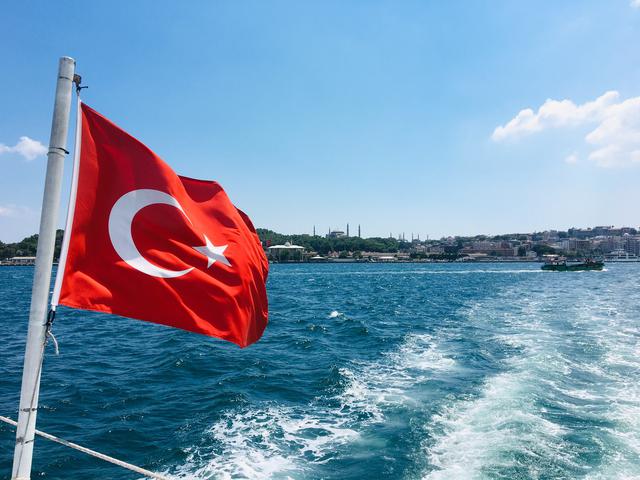 画像: ボスポラス海峡にはためくトルコ国旗(添乗員撮影・イメージ)