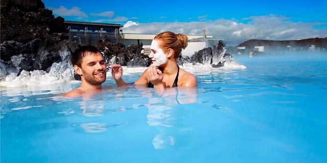 画像: 青く輝く露天風呂で視覚からも楽しめる(イメージ/PROMOTE ICELAND提供)