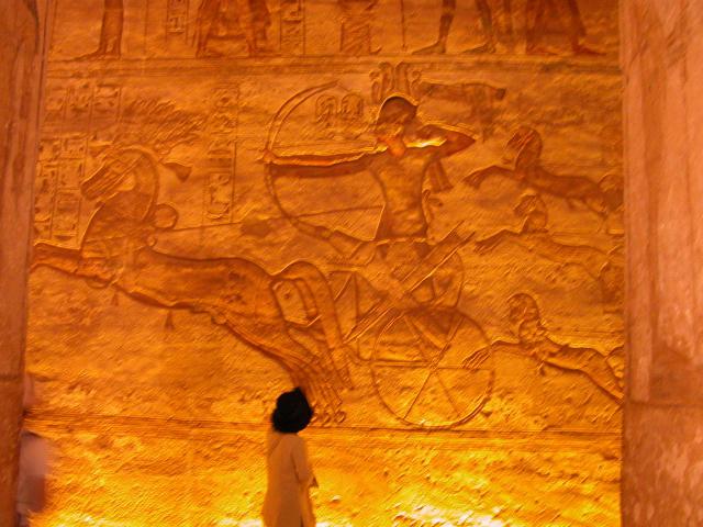 画像: アブ・シンベル神殿内レリーフ アブシンベル神殿の壁画には巨大なラメセス2世が敵を討つ姿が描かれています