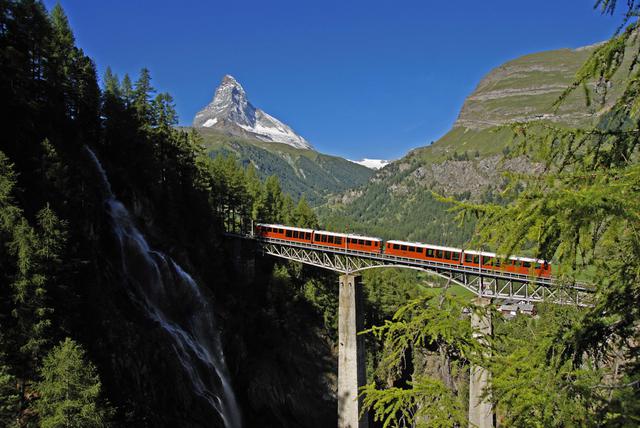 画像: ゴルナーグラート鉄道とマッターホルン