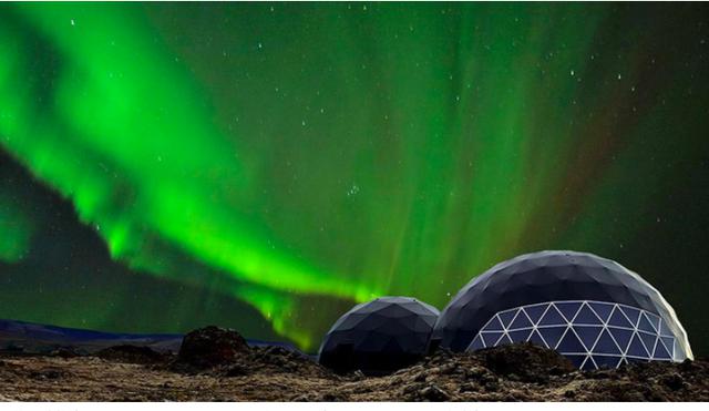画像: 球体の建物内でオーロラのレクチャーを受けます(Aurora Base Camp提供)