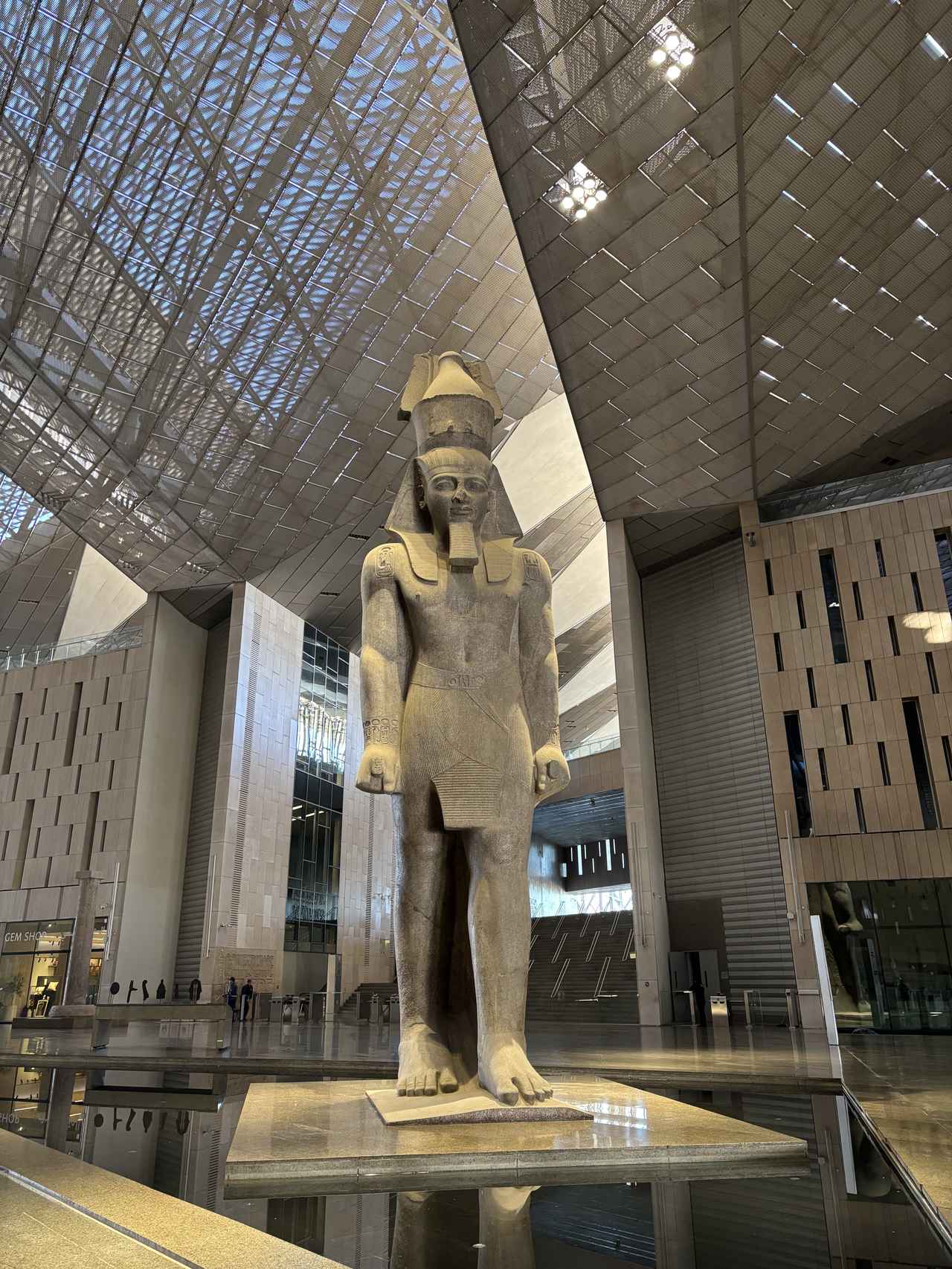 画像: 圧巻の巨像がお出迎え!「ラムセス2世像」