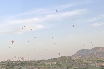 画像: バス車内から見えた気球/弊社スタッフ撮影