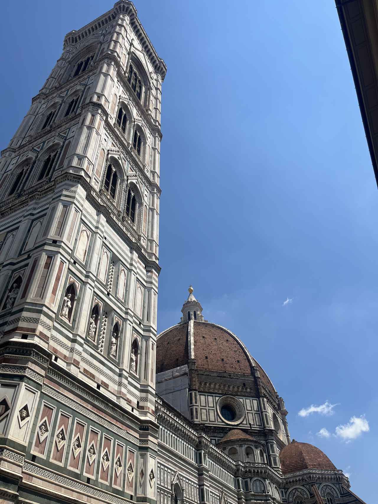 画像: 左側が鐘楼、右側がドゥオモ（弊社スタッフ　2025年7月撮影）