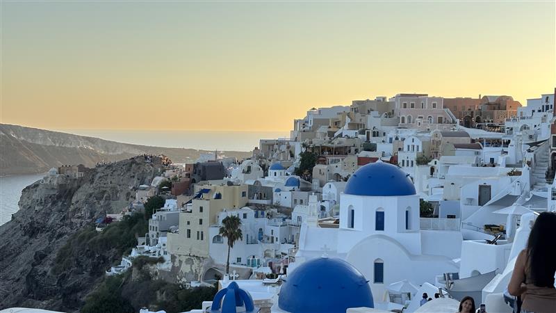 画像: イアの街並み（筆者撮影）