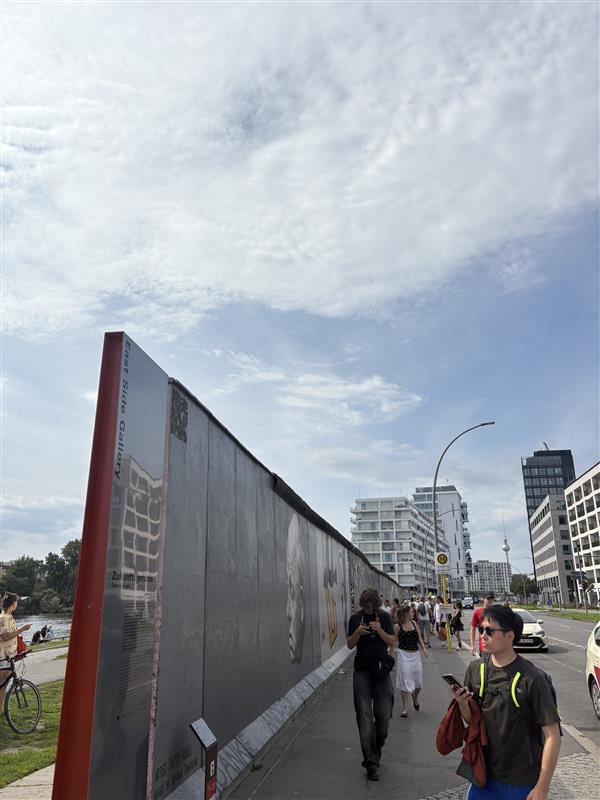画像: たくさんの観光客でにぎわうベルリンの壁跡　弊社スタッフ撮影