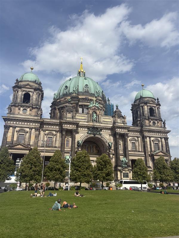 画像: ベルリン大聖堂と芝生に座る現地の方々　弊社スタッフ撮影