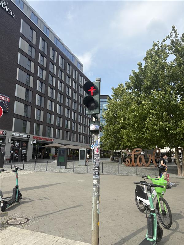 画像: ベルリンの街中の信号　弊社スタッフ撮影