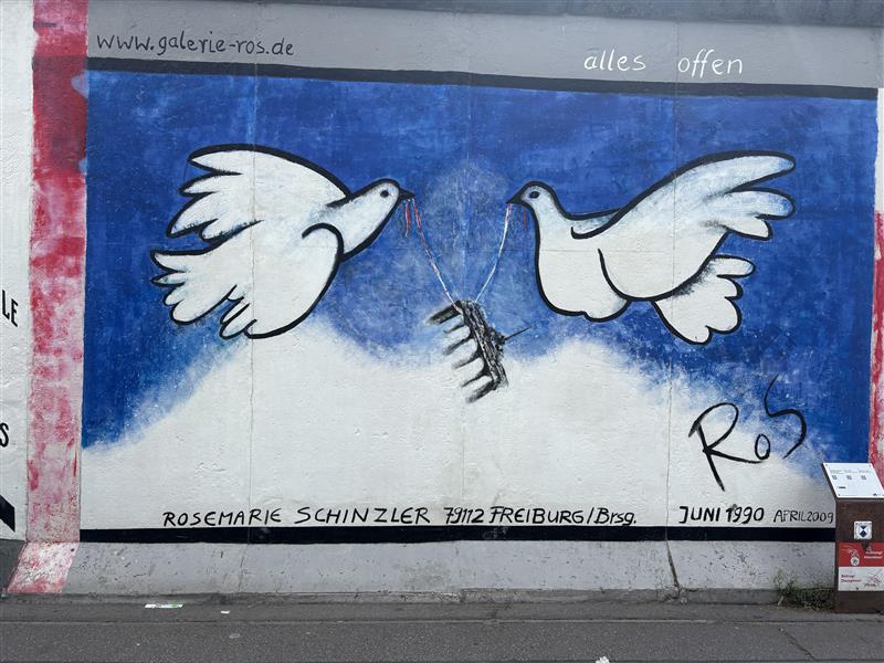 画像: 平和の象徴である鳩がブランデンブルク門を取り払う様子を表したアート　弊社スタッフ撮影