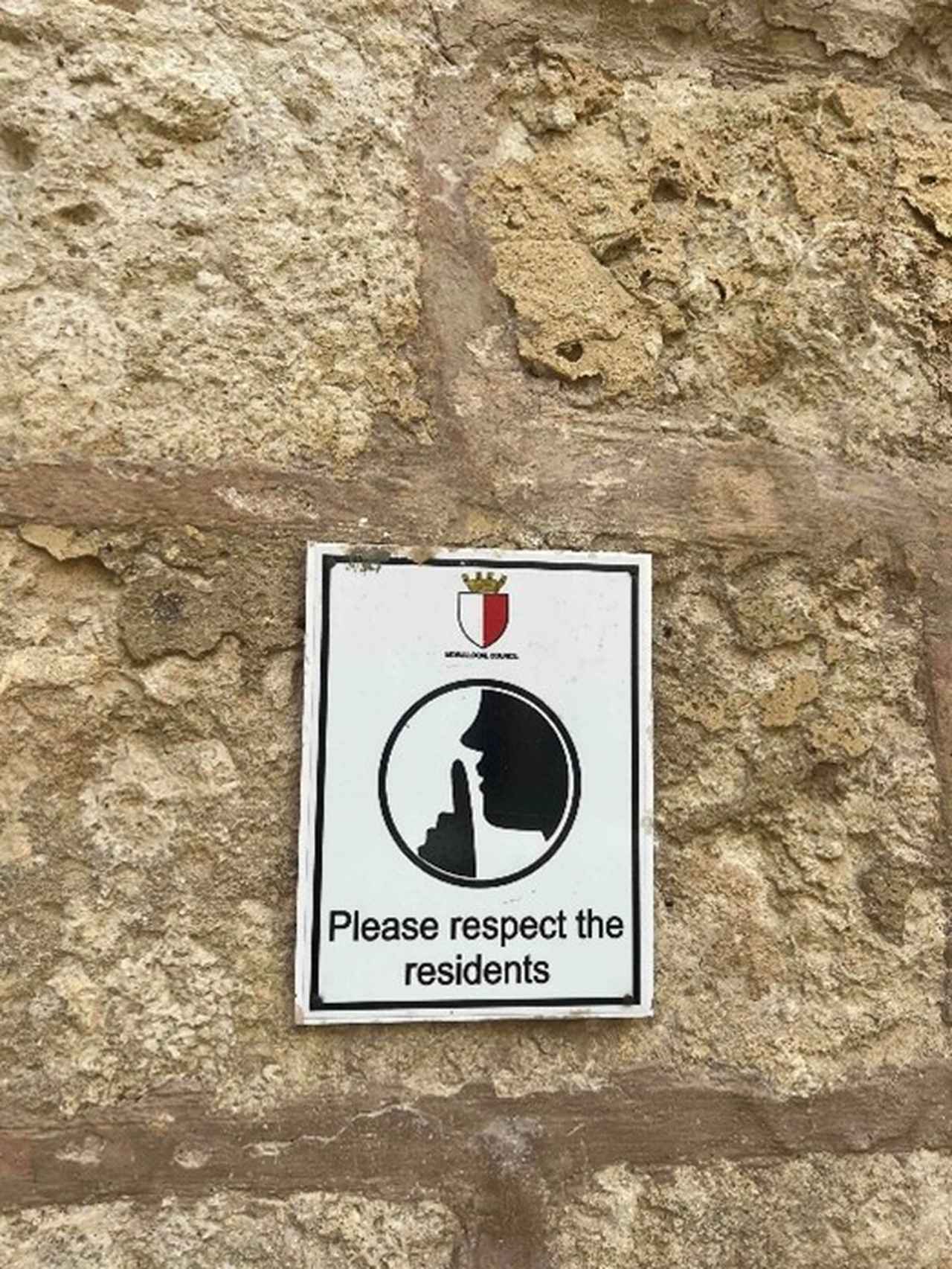 画像: イムディーナの街中にあるサイン　弊社スタッフ撮影　（2023年7月）