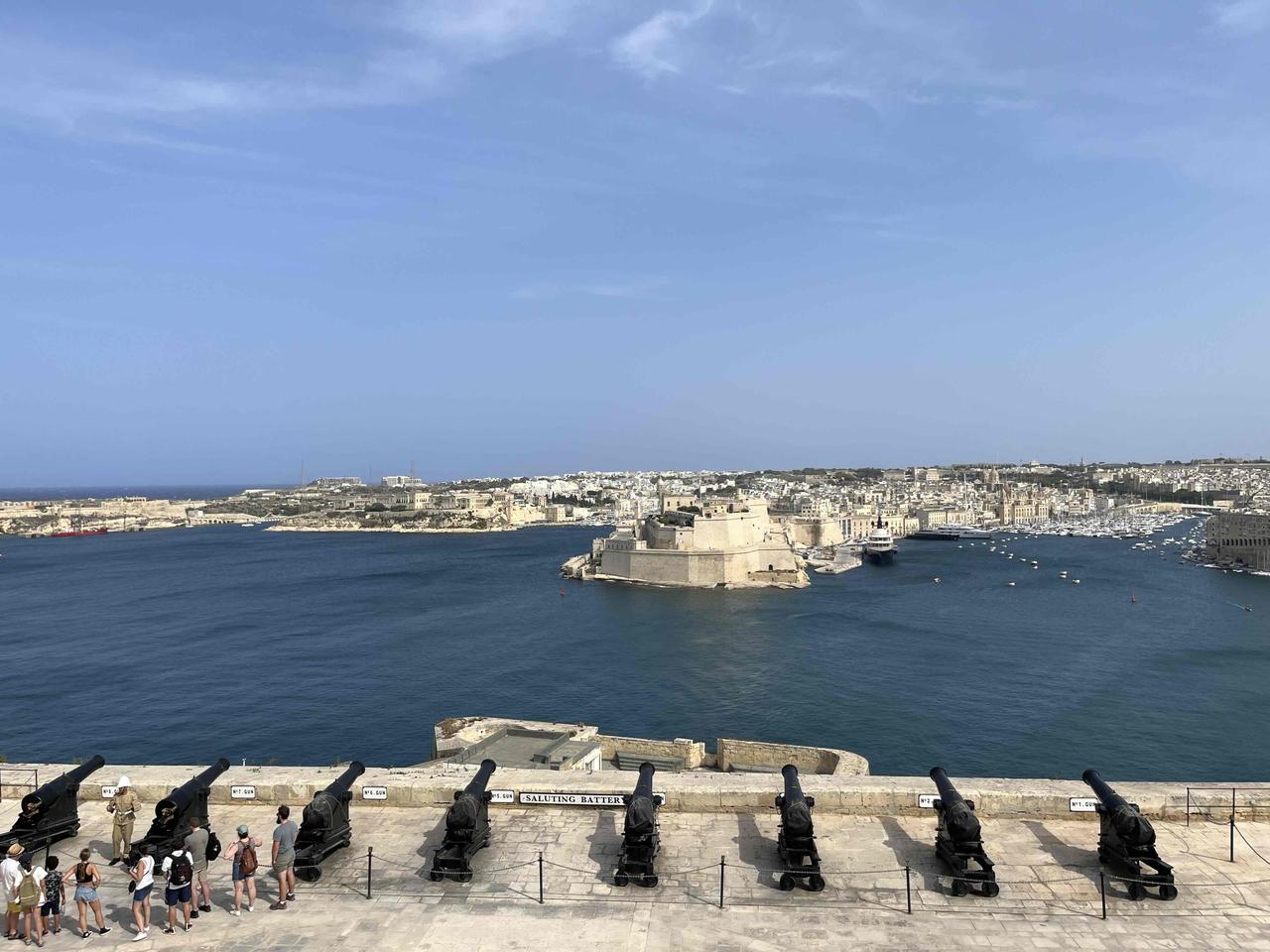 画像: たくさんの大砲が展示されているアッパー・バラッカ・ガーデンズ　弊社スタッフ撮影　（2023年7月）