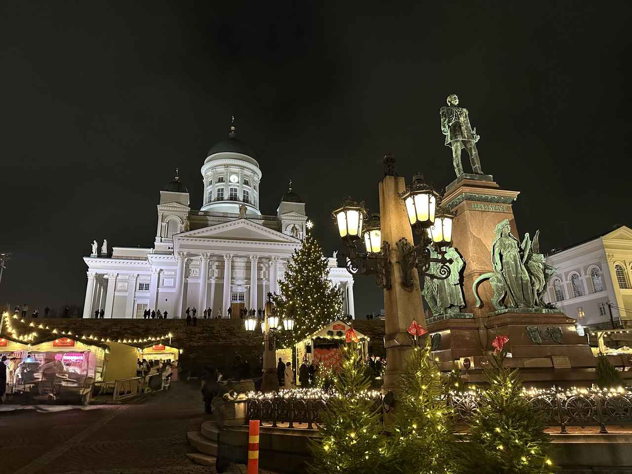 画像: ヘルシンキ大聖堂とクリスマスマーケット/2025年12月弊社スタッフ撮影